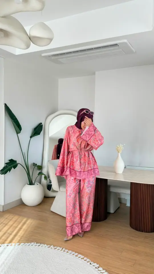 Yeni Sezon Viral Elena Desenli Takım Cupra Saten Nar Çiçeği