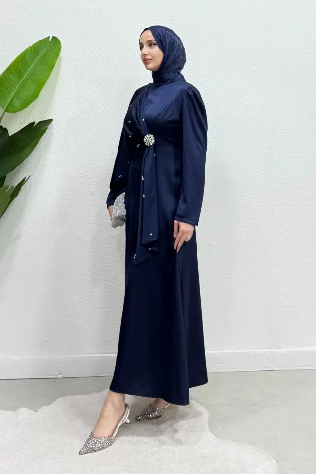 Yeni Sezon Lara Taşlı Broşlu Beg Saten Kumaş Tesettür Abiye Lacivert
