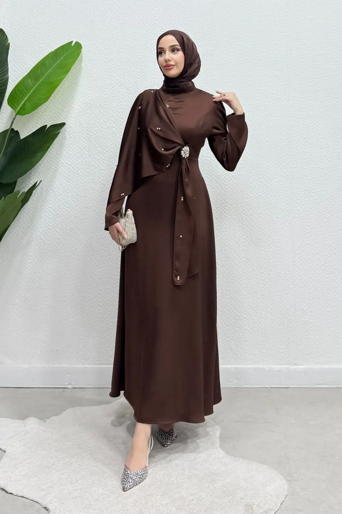 Yeni Sezon Lara Taşlı Broşlu Beg Saten Kumaş Tesettür Abiye Kahverengi